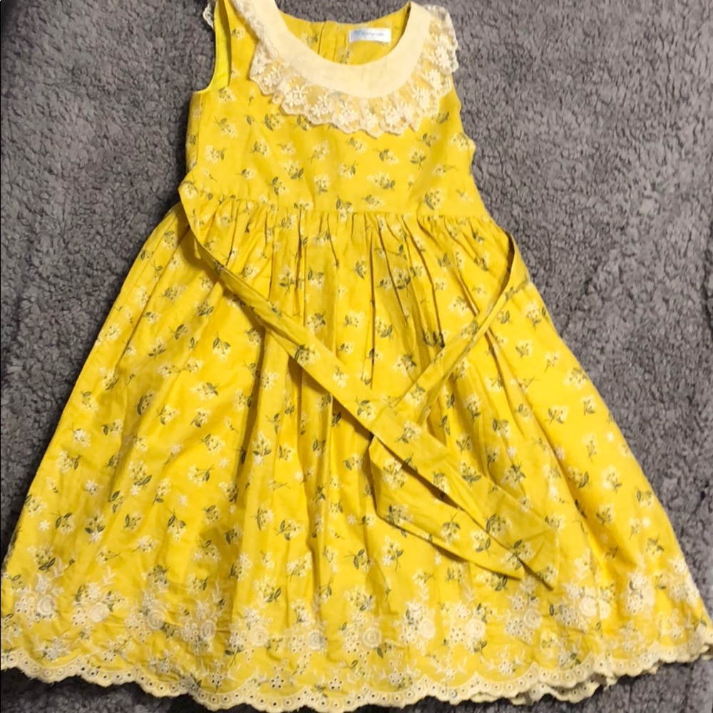 Share queen yellow dress with white flower.